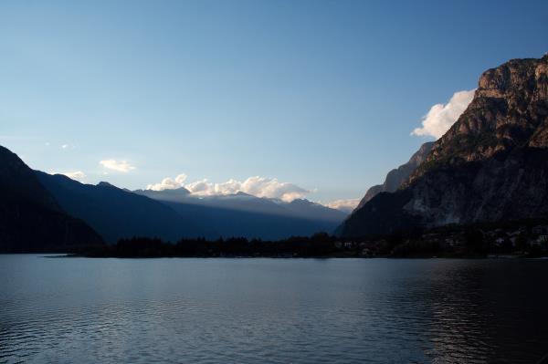 Lago di Como in der Abenddämmerung